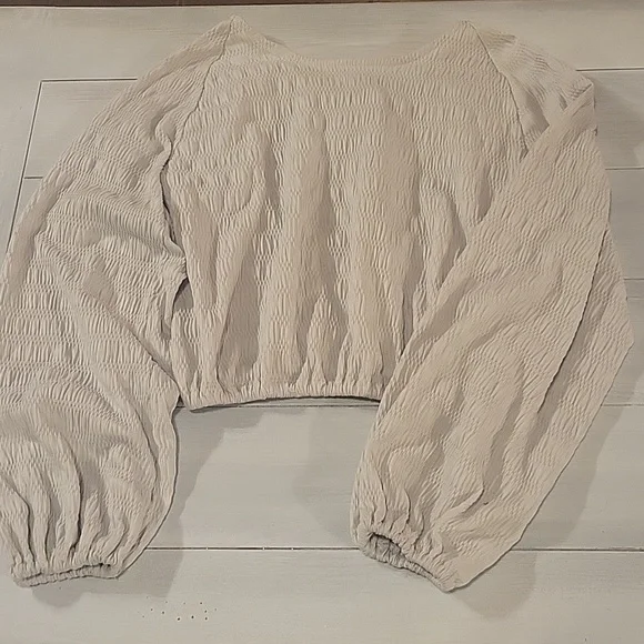 Cute long sleeve open back crop top - Picture 1 of 10